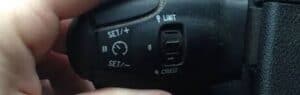 doigts posés sur un régulateur de vitesse